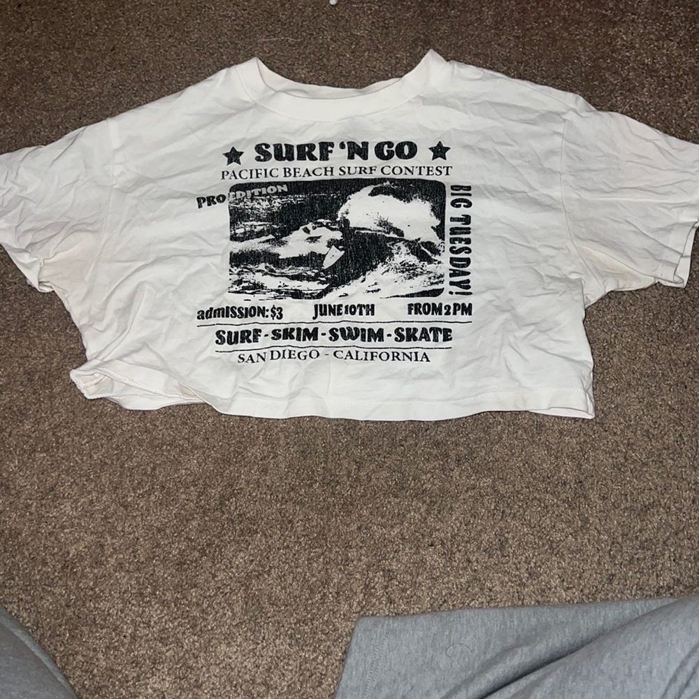 H&M white crop top graphic tee